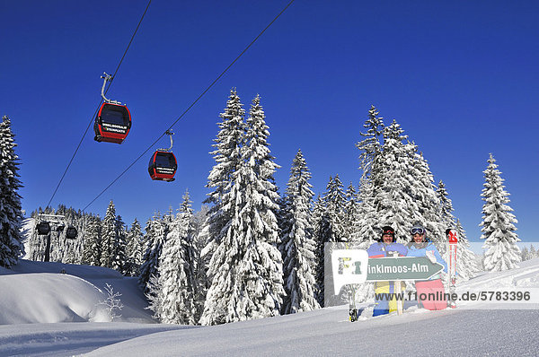 Skiers with gondola lift or cable car  Winklmoos-Alm  Reit im Winkl  Chiemgau region  Bavaria  Germany  Europe