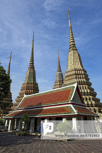 Chedis und Medizinpavillon  Phra-Maha-Chedi-Si-Ratchakan  Wat Pho  Wat Phra Chetuphon  Tempel des liegenden Buddha  Bangkok  Thailand  Asien