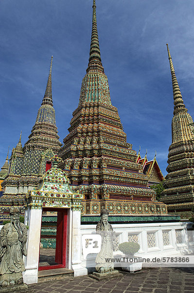 Chedis  Phra-Maha-Chedi-Si-Ratchakan  Wat Pho  Wat Phra Chetuphon  Tempel des liegenden Buddha  Bangkok  Thailand  Asien
