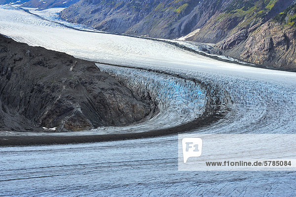 Eine Nahaufnahme der Landschaft Bild des blauen Eis und Moräne in den gewundenen Süd-West-Arm der Salmon Gletscher befindet sich in der Nähe von Stewart im nördlichen British Columbia Kanada reisen