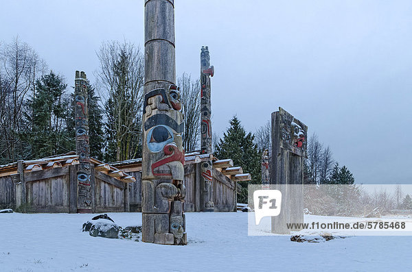 Totempfähle und Langhaus im Winter  Museum für Anthropologie  MOA  Universität von British Columbia  Vancouver  British Columbia  Kanada