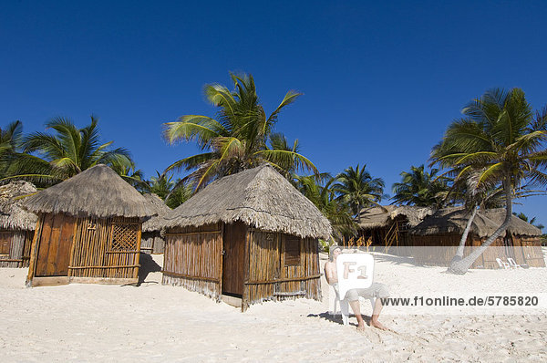 Studenten Mann  Strand Hütten und Stühle  Strand von Tulum  Quintana Roo  Mexiko