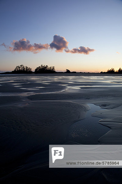 Wolken-Form über die Chesterman Beach und Franks Insel bei Sonnenuntergang  in der Nähe von Tofino  Britisch-Kolumbien  Kanada auf Vancouver Island im Clayoquot Sound UNESCO Biosphärenreservat.