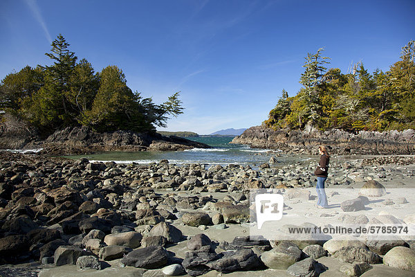 Eine Frau genießt die Ansicht am MacKenzie Beach in der Nähe von Tofino Britisch-Kolumbien Kanada auf Vancouver Island im Clayoquot Sound UNESCO Biosphärenreservat.