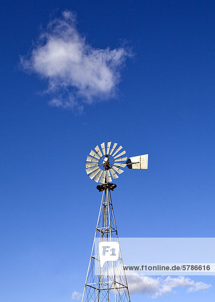 Windmühle mit Wolken.