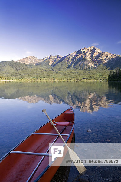 pyramidenförmig Pyramide Pyramiden Wasserrand See Kanu rot Jasper Nationalpark Alberta Kanada Pyramide