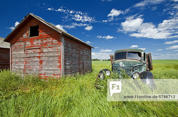 alten Bauernhof LKW neben Korn bin in der Nähe von Hazenmore Saskatchewan Kanada