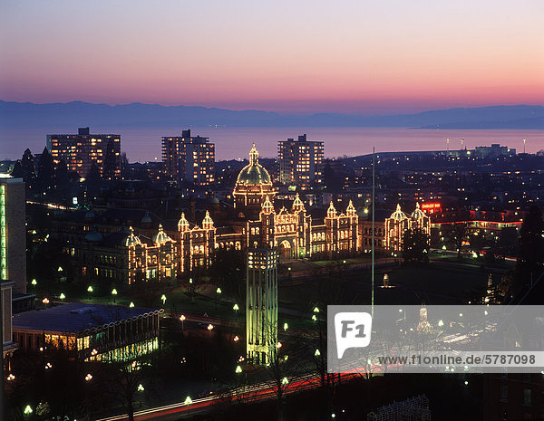 hoch oben beleuchtet Berg Nacht über Gebäude Parlamentsgebäude schießen Olympische Spiele Olympiade Bucht British Columbia Kanada Vancouver Island