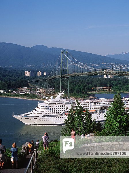 passen unterhalb Brücke Schiff Eingang Passagier Kreuzfahrtschiff British Columbia Kanada Meeresarm Vancouver