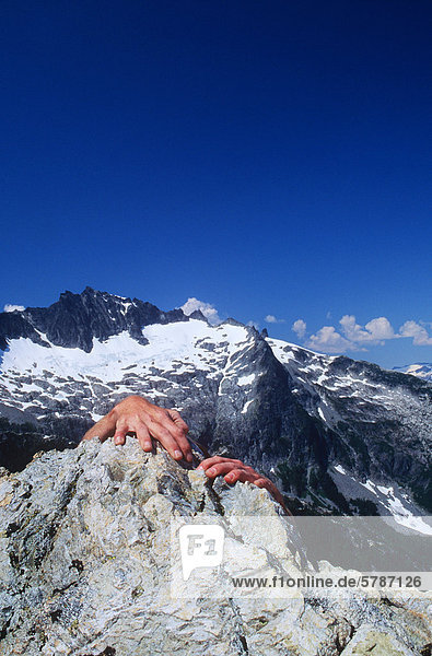 Bergsteiger Hände auf dem Felsen Berg Tantalus Range Whistler British Columbia Kanada.