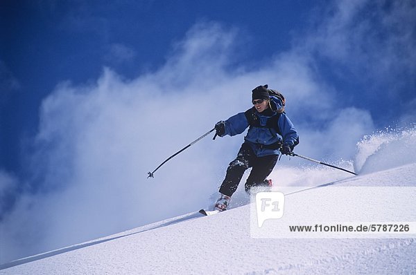Frauen Telemarken auf Wolkenbruch-Berg  in der Nähe von Whistler  British Columbia  Kanada.