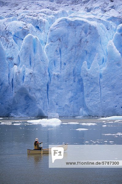 Bär Gletscher überragt ein einsamer Kanufahrer auf frigid Strohn Lake  nahe der Stadt von Stewart im nördlichen British Columbia  Kanada.