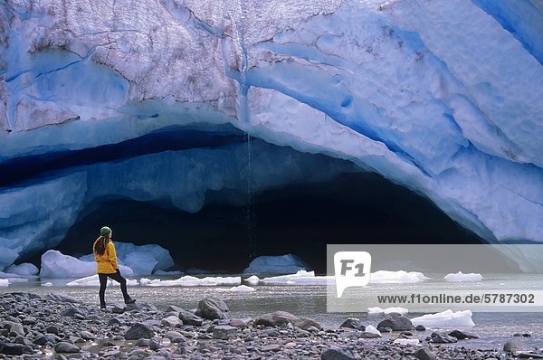 Bär-Gletscher  überragt von einem einsamen Wanderer am Ufer des kalten Strohn Lake  nahe der Stadt von Stewart im nördlichen British Columbia  Kanada.