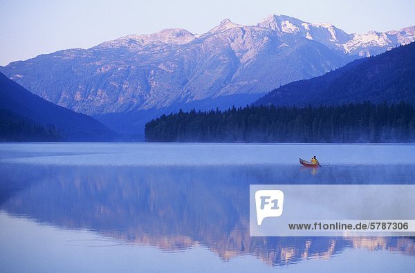 Kanu auf See  Birkenhead See - nahe Pemberton  British Columbia  Kanada.