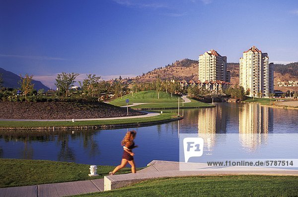 Runner in Waterfront Park Kelowna British Columbia Kanada.
