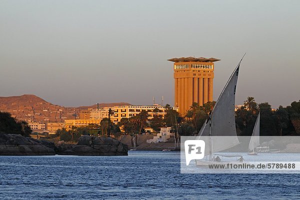Nil und die Stadt Assuan bei Sonnenuntergang  Ägypten