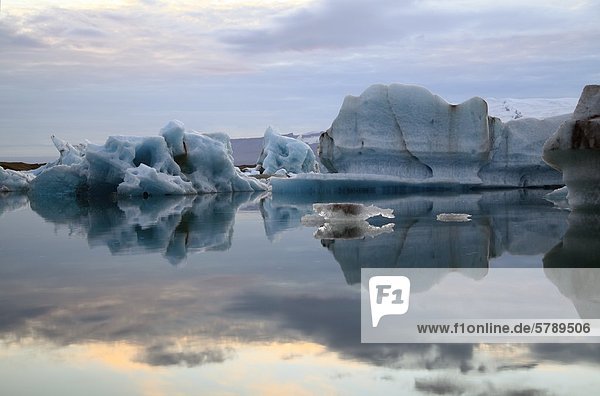 Eisberge im Gletschersee Jökulsárlón vor dem Gletscher Vatnajökull  Island