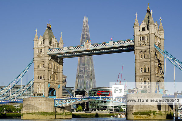 The Shard und Tower Bridge  London  England  Großbritannien  Europa