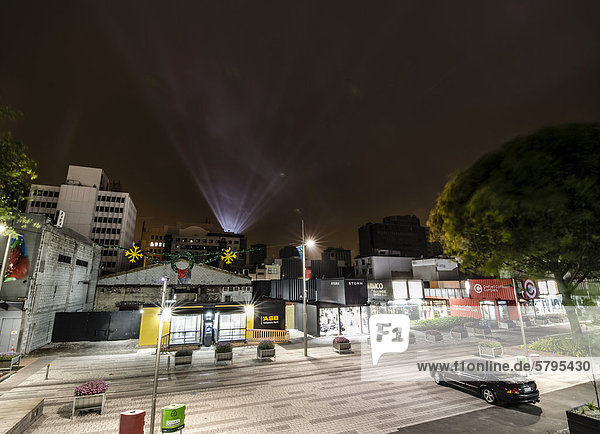 Geschäftslokale in Containern nach Erdbeben  hinten Lichtstrahlen am Nachthimmel als Mahnmal für die Bebenopfer der Stadt Christchurch  Südinsel Neuseeland