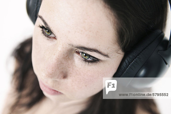 Junge Frau mit Kopfhörer