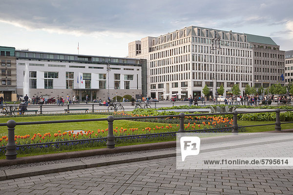 Pariser Platz mit der französischen Botschaft und dem Museum The Kennedys Berlin Deutschland Europa