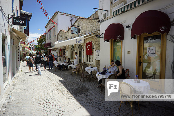 Geschäfte und Restaurants in der Altstadt  Zeytineli Köyü  Alacati  Izmir  Türkei  Asien