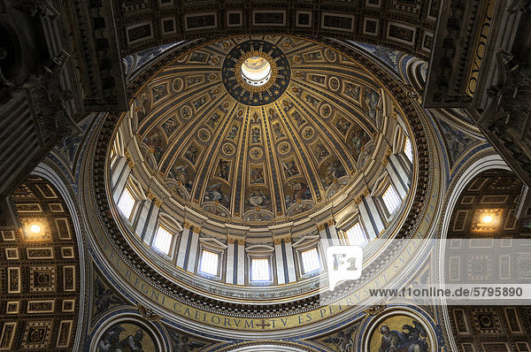 Kuppel Peterskirche  Vatikan  Rom  Italien  Europa