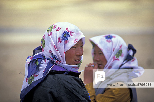 Tibetische Nomaden-Frauen mit Kopftüchern  Tazang Tso  Changthang oder Changtang  Ladakh  indischer Himalaya  Jammu und Kaschmir  Nordindien  Indien  Asien