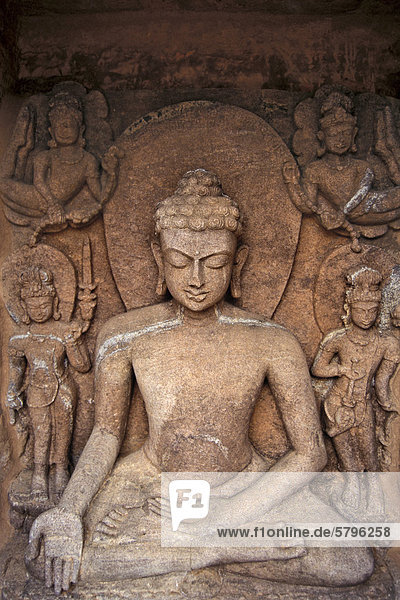 Sitzender Buddha umgeben von den Bodhisattvas Manjusri mit Schwert und Avalokiteshvara  Ausgrabungsstätte  ehemaliges buddhistisches Kloster  Ratnagiri  Orissa  Ostindien  Indien  Asien