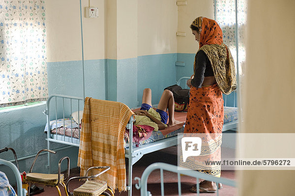 Mutter und krankes Kind  Krankenstation der Hilfsorganisation Ärzte für die Dritte Welt  Stadtteil Shibpur  Haora oder Howrah  Kalkutta oder Kolkata  Westbengalen  Indien  Asien