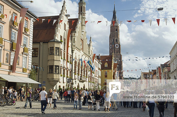 Zur Landshuter Hochzeit geschmückte Altstadt  Landshut  Bayern  Deutschland  Europa
