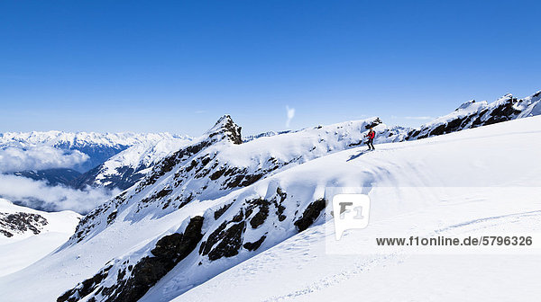 Skifahrerin in den Stubaier Alpen  Zischgeles  Tirol  Österreich  Europa