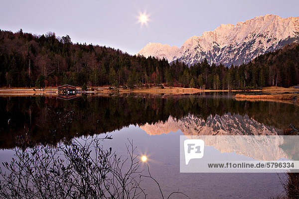 Mond und Karwendel spiegeln sich im Ferchensee  Wettersteingebirge  Bayern  Deutschland  Europa