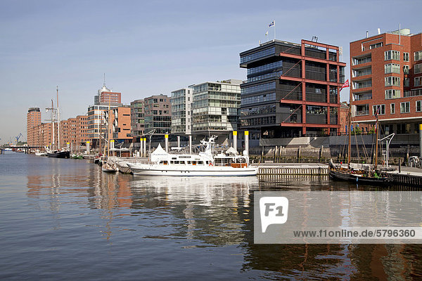 Moderne Architektur und Bootsanleger am Sandtorkai  Freie und Hansestadt Hamburg  Deutschland  Europa