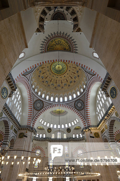 Blick auf die Kiblawand  Hauptkuppel mit Malereien von Gaspare und Giuseppe Fossati  Innenaufnahme  Süleymaniye-Moschee  türkisch Süleymaniye Camii  Suleiman Moschee  gilt als schönste Moschee Istanbuls  Istanbul  Türkei  Europa