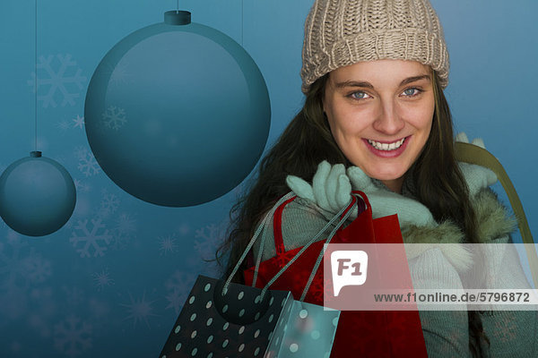 Junge Frau mit Weihnachtseinkaufstaschen  Portrait