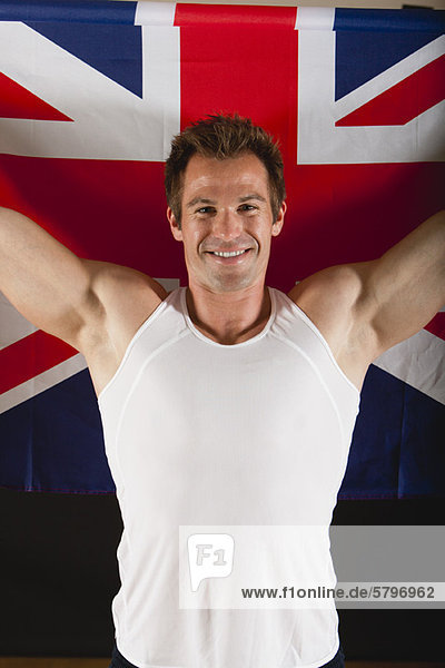 Athlet vor britischer Flagge  Portrait
