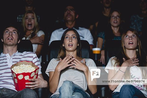 Publikum im Kino mit schockierten Ausdrücken
