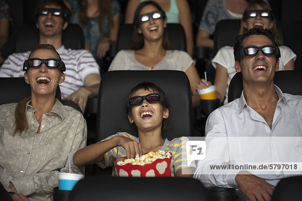 Familie schaut 3-D-Film im Kino an