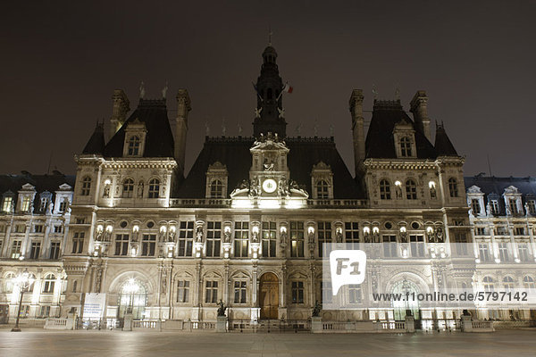Frankreich  Paris  Hotel de Ville bei Nacht beleuchtet