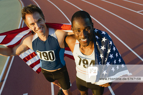 Laufende Teamkollegen  die nach dem Rennen die amerikanische Flagge hochhalten