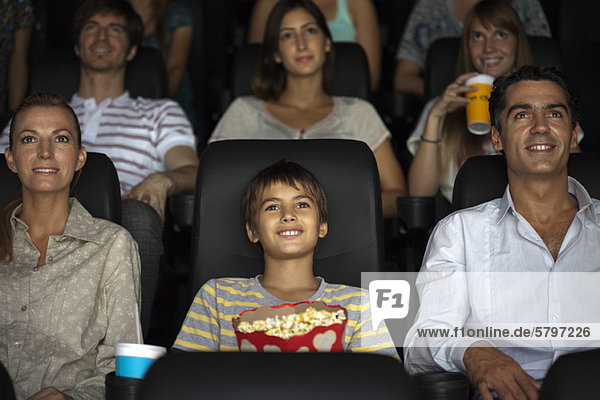 Familie schaut sich den Film im Kino an