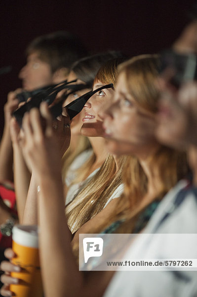 Publikum im Kino mit 3-D-Brille