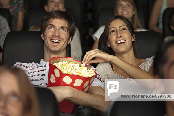 Pärchen essen Popcorn im Kino