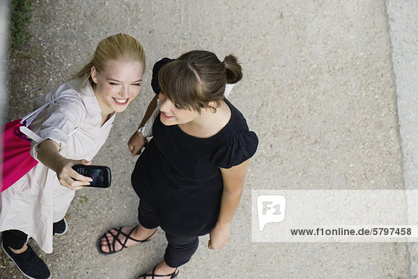 Junge Frauen posieren für Handybild