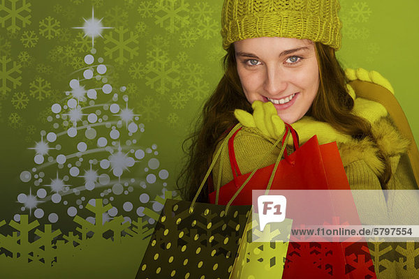 Junge Frau mit Weihnachtseinkaufstaschen  Portrait