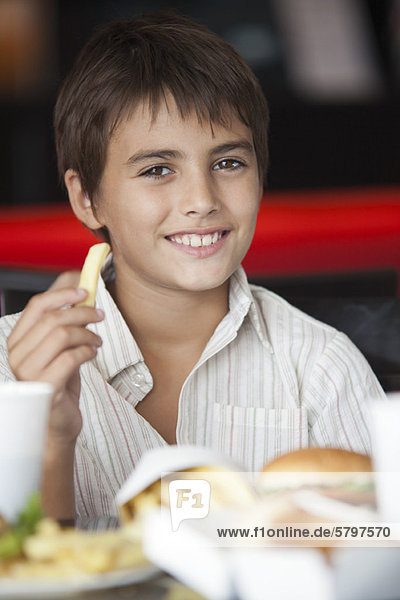 Junge isst Fast Food  Porträt