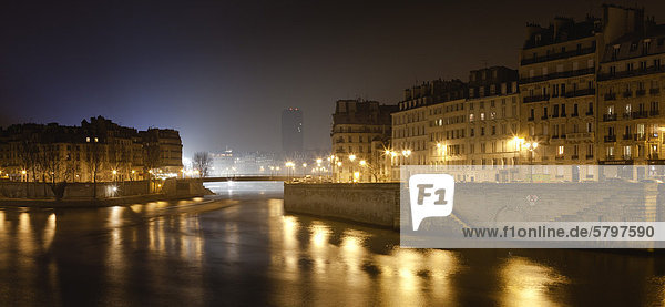 Frankreich  Paris  Seine bei Nacht
