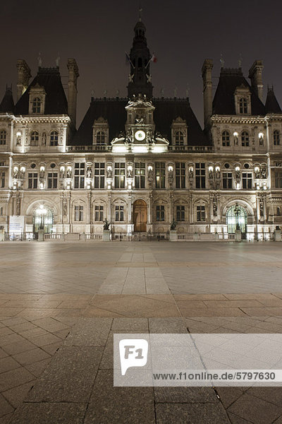 Frankreich  Paris  Hotel de Ville bei Nacht beleuchtet