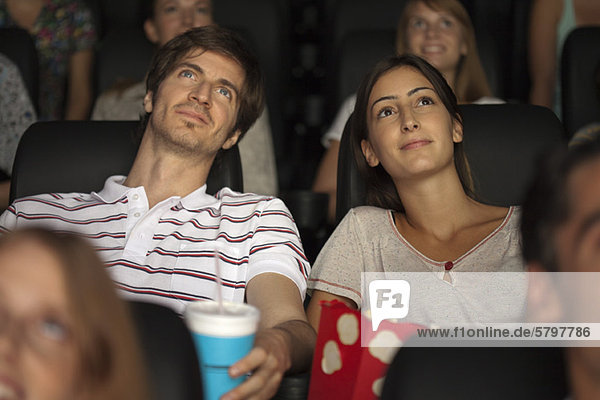 Paar genießt den Film im Kino